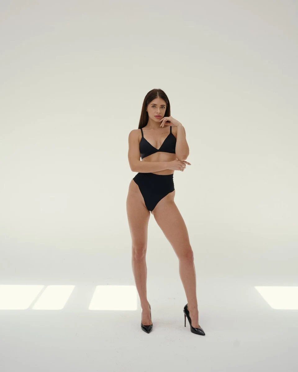 Эллис escort in Sochi