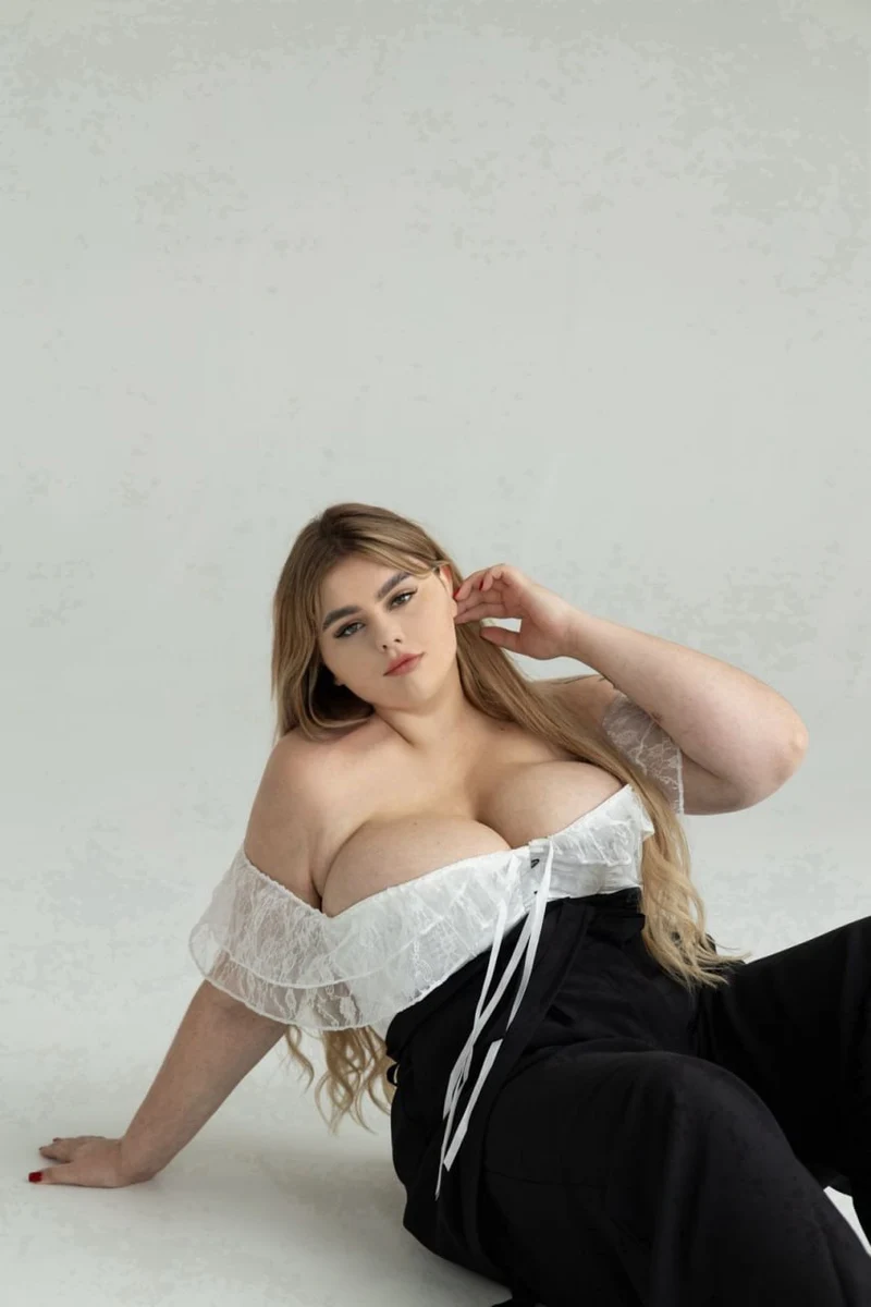 Марианна escort in Sochi